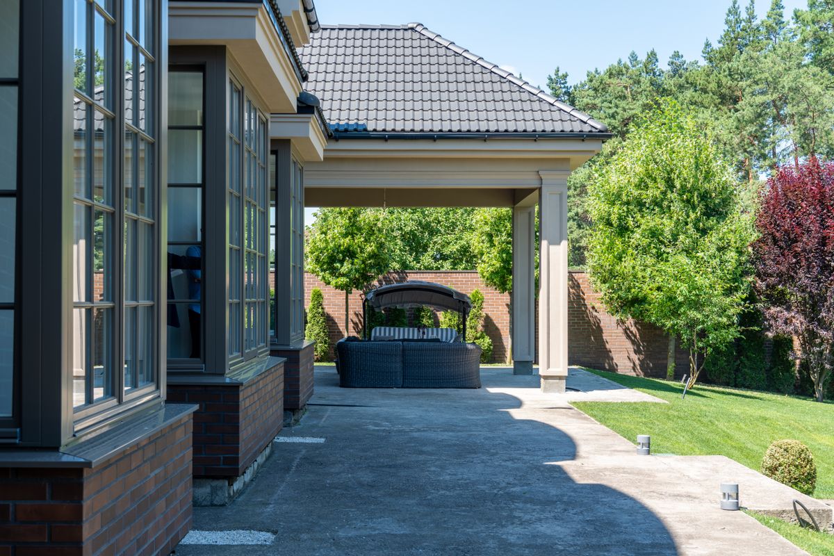 Curved stamped concrete patio with steps, built by Creative Edge Concrete